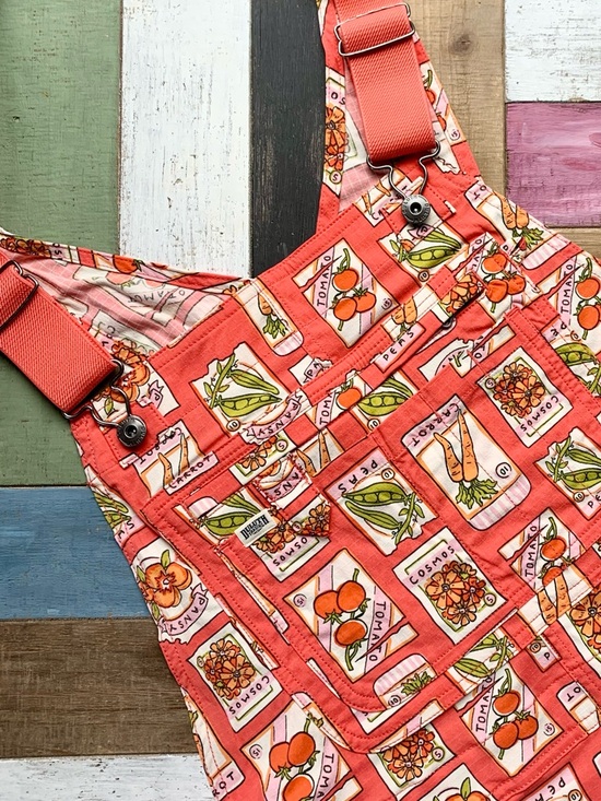 NWT Duluth Medium x31L Heirloom Gardening Bib Overalls Coral Seed Packets Farm - Picture 4 of 9